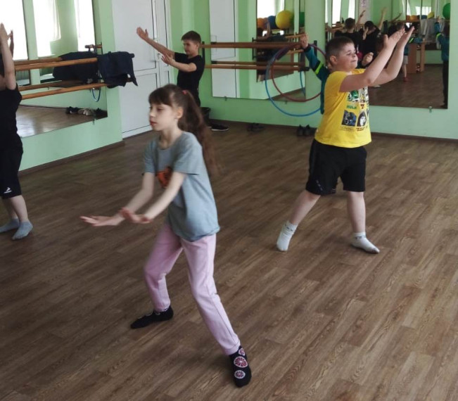 Фоторепортаж с занятий танцевального коллектива «Звёздочки».